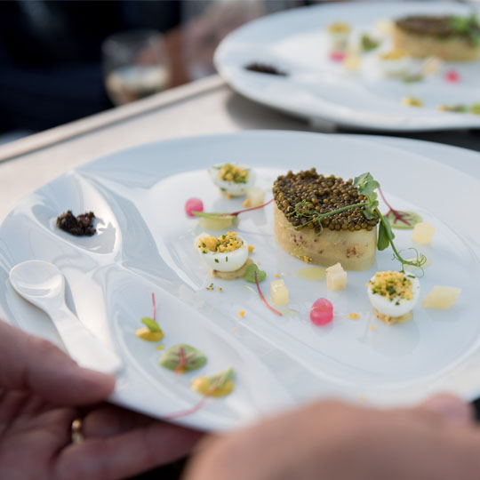 Presentation of the gastronomic meal at the Dinner in the sky event