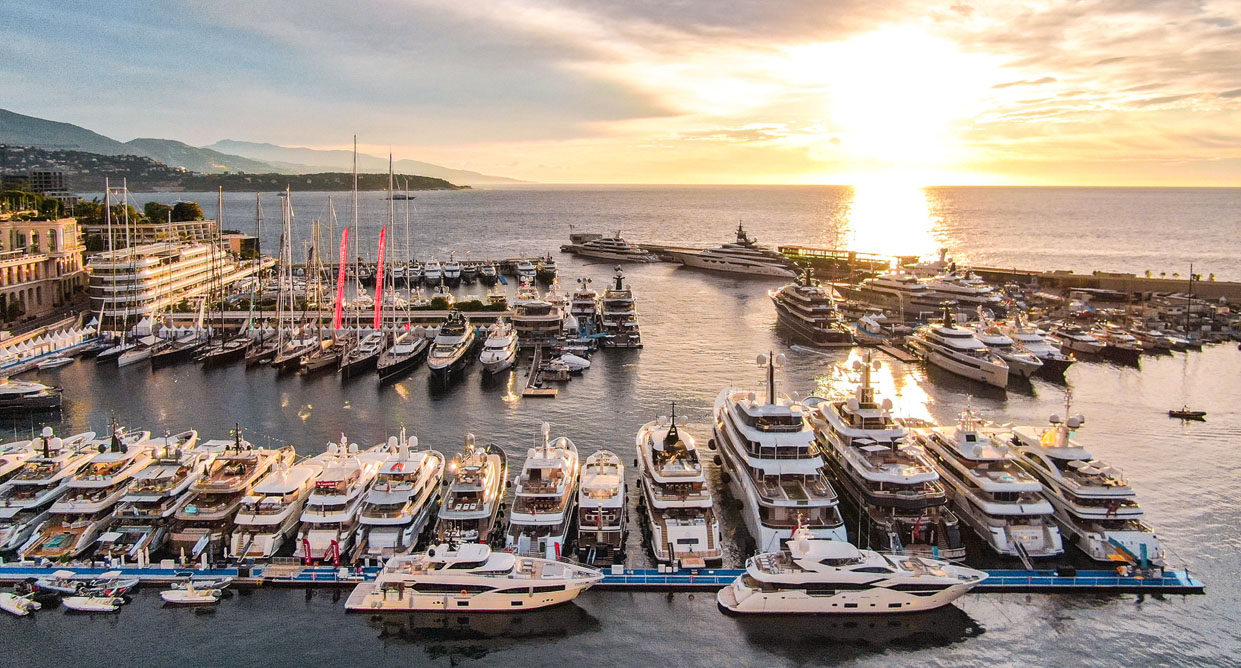 Port Hercule : Une scène éblouissante pour des yachts majestueux